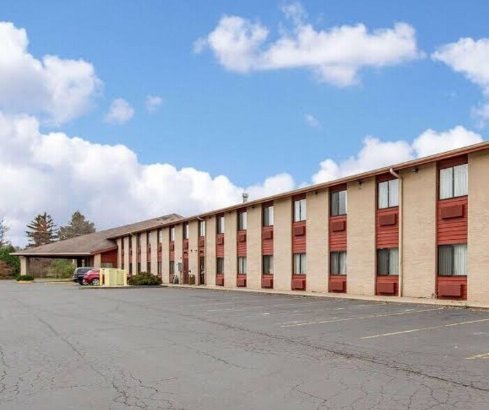 More Photos Of 1646 N Lafayette St, Macomb Hotel For Sale