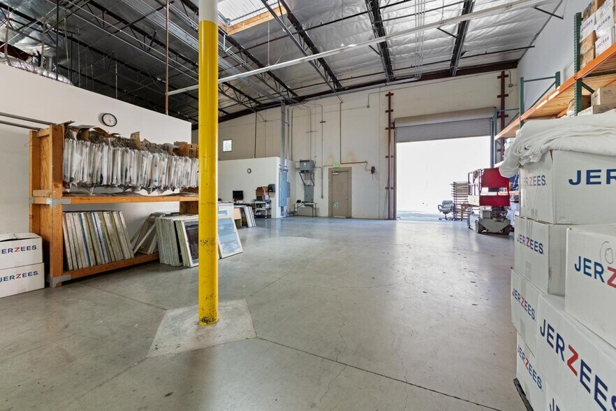 More Photos Of 661 Cochran St, Simi Valley Manufacturing For Sale