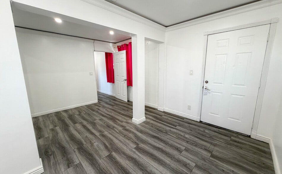 More Photos Of 11685 Magnolia Blvd, North Hollywood General Retail For Lease