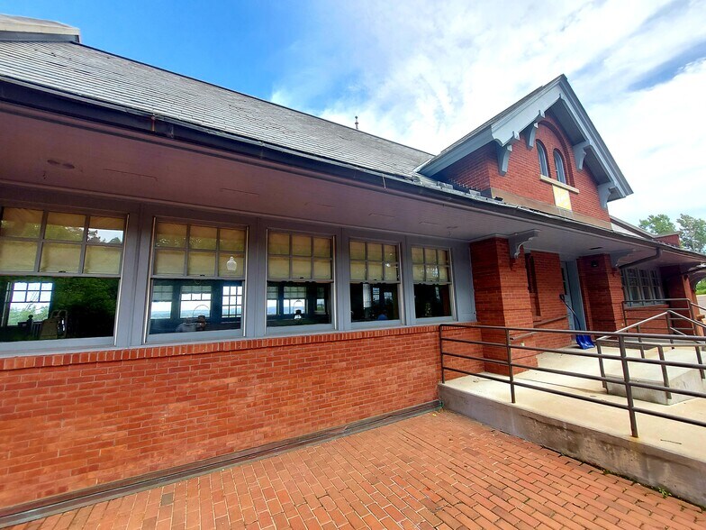 More Photos Of 1800 Westwood Center Blvd, Wausau Office For Sale