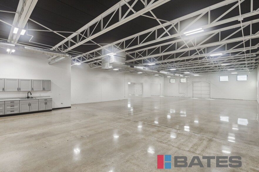 More Photos Of 2315 Farrington St, Dallas Showroom For Lease