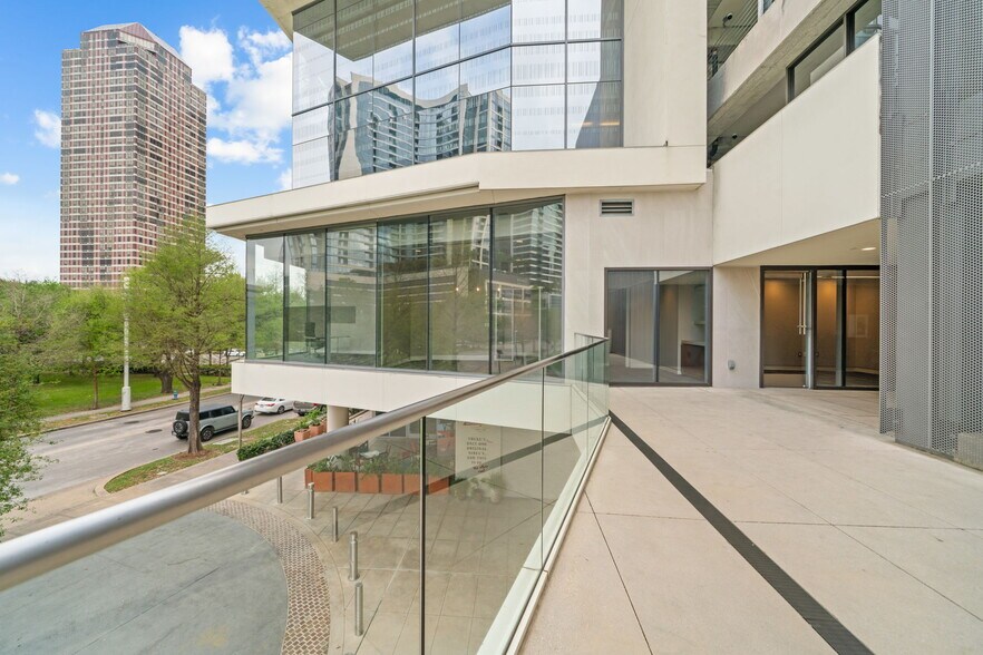Primary Photo Of 1700 Post Oak Blvd, Houston General Retail For Lease