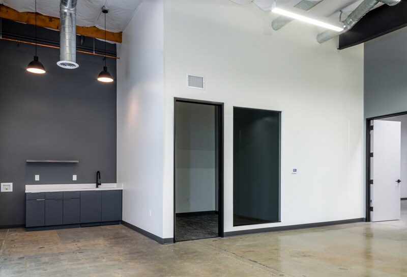 More Photos Of 7041-7057 1/2 Vineland Ave, North Hollywood Warehouse For Lease