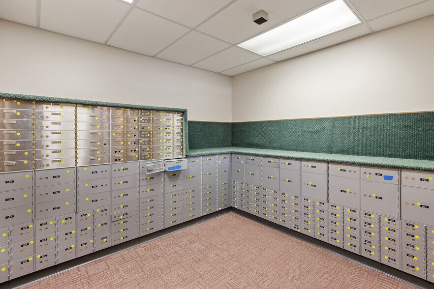 More Photos Of 5513 Highway 2, Priest River Bank For Lease