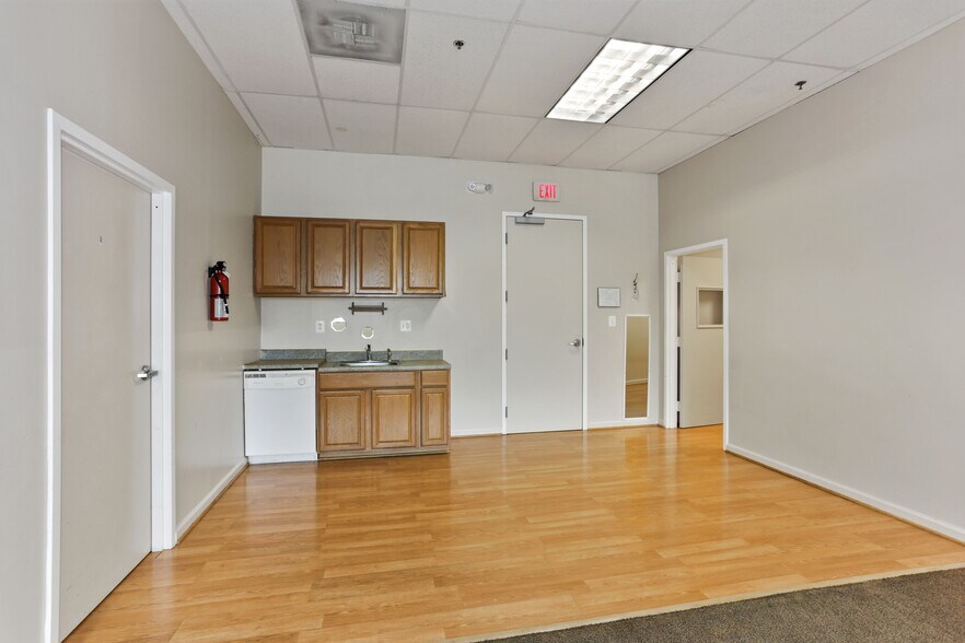 More Photos Of 4229 Lafayette Center Dr, Chantilly Business Park For Lease