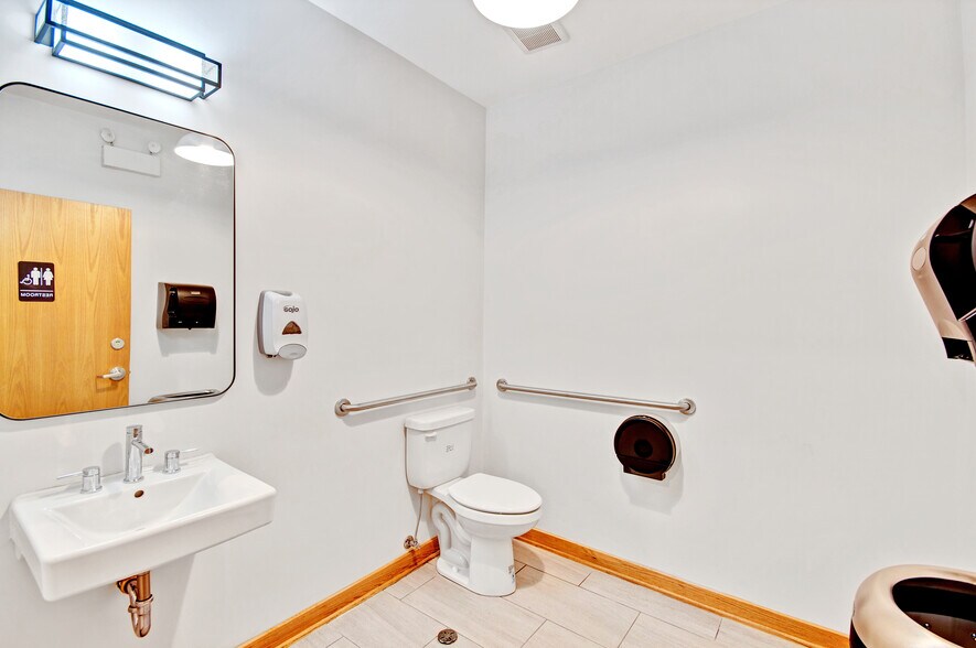 More Photos Of 435 W Diversey Pky, Chicago Apartments For Lease