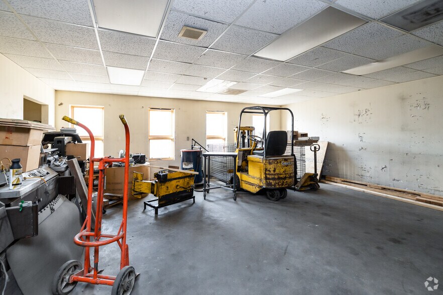 More Photos Of 516 4th St NE, Devils Lake Office For Sale