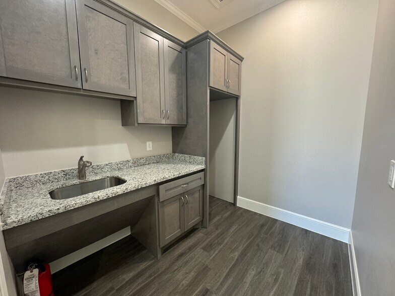 More Photos Of 17150 N Eldridge Pkwy, Tomball Medical For Sale