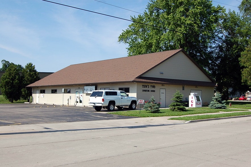 More Photos Of 1605 S Main St, Oshkosh Storefront Retail Office For Sale