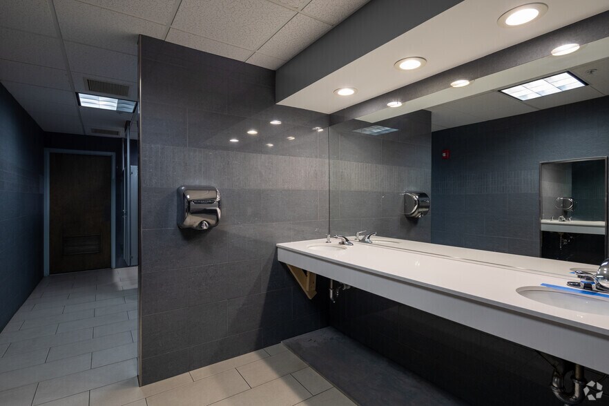 More Photos Of 3 Lear Jet Lane, Latham Medical For Lease