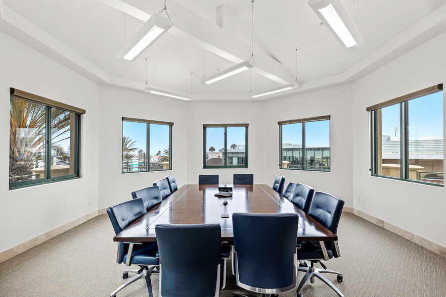 More Photos Of 205 Pier Ave, Hermosa Beach Office For Sale