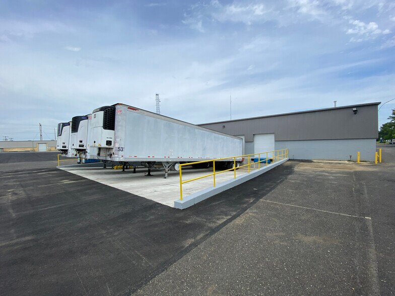 More Photos Of 6901 N Crescent Blvd, Pennsauken Warehouse For Lease