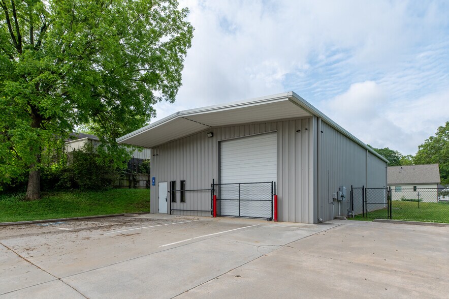 More Photos Of 70 N Gwinnett St, Buford Showroom For Sale