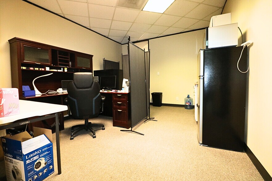 More Photos Of 6100 Corporate Dr, Houston Office For Sale