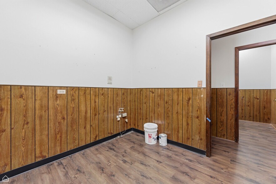 More Photos Of 8507 S Roberts Rd, Justice Veterinarian Kennel For Sale