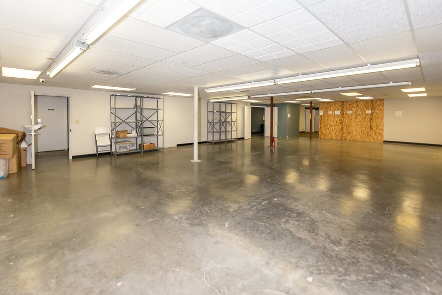 More Photos Of 8901 Washington St, Kansas City Showroom For Sale