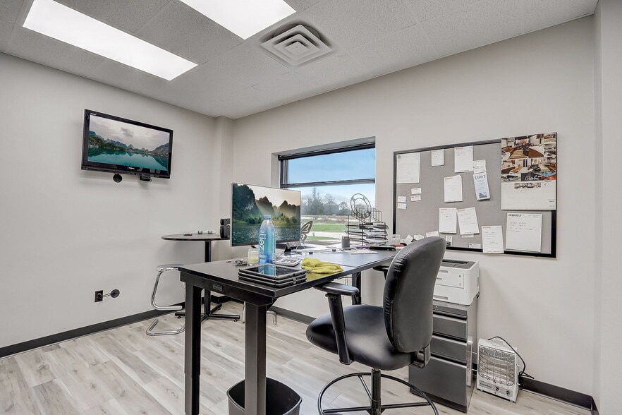 More Photos Of 860 N Parkway St, Jefferson Warehouse For Sale