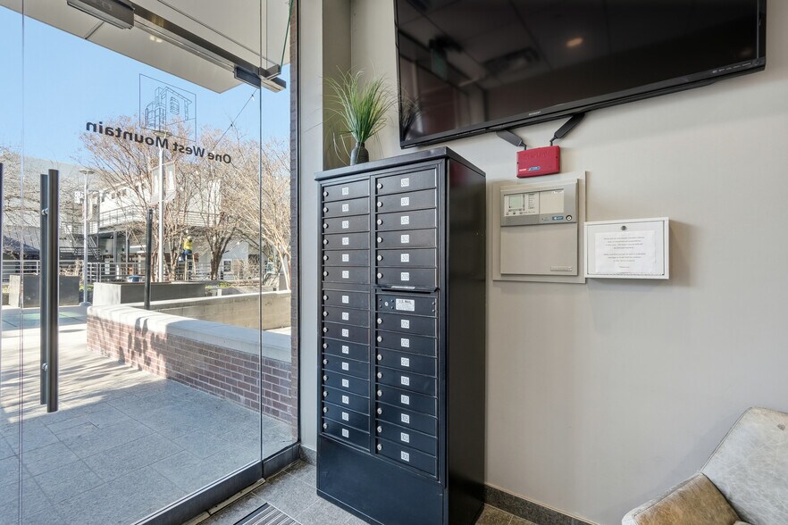 More Photos Of 1 W Mountain St, Fayetteville Office For Lease