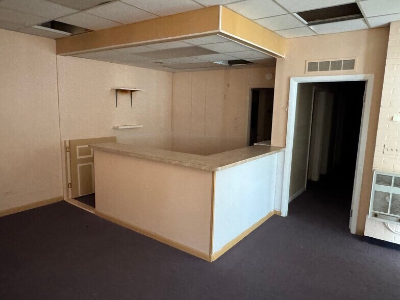 More Photos Of 444 S Meridian St, Ravenna Medical For Sale