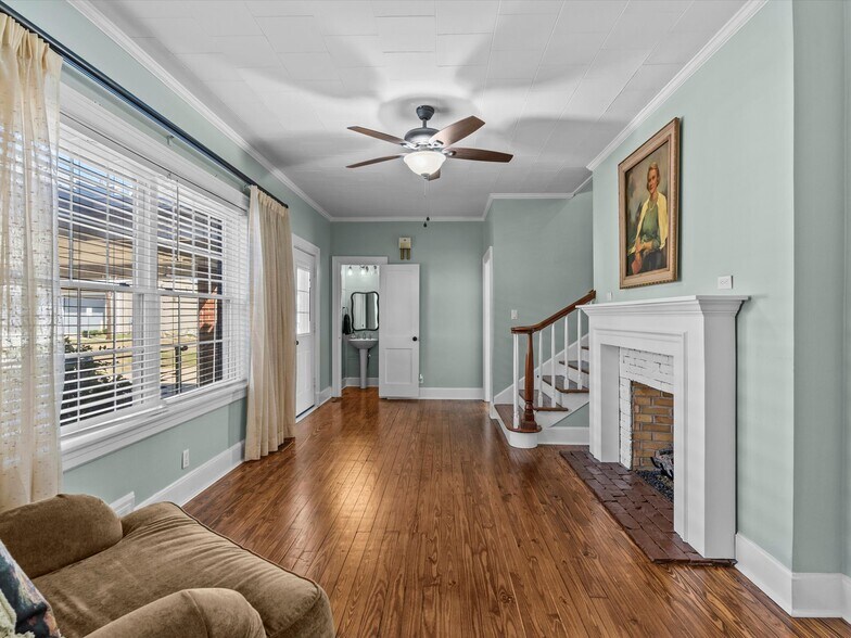 More Photos Of 302 W College St, Enterprise Flex For Sale