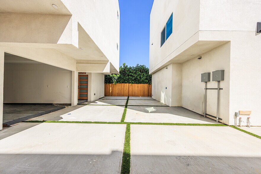 More Photos Of 2847 S Victoria Ave, Los Angeles Multifamily For Sale