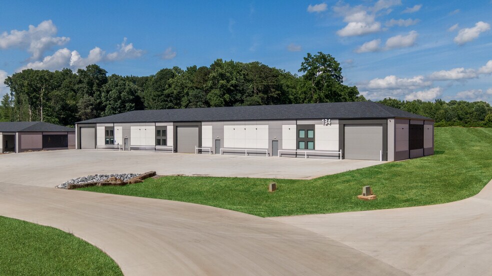More Photos Of 158 Innovation Dr, Statesville Flex For Lease