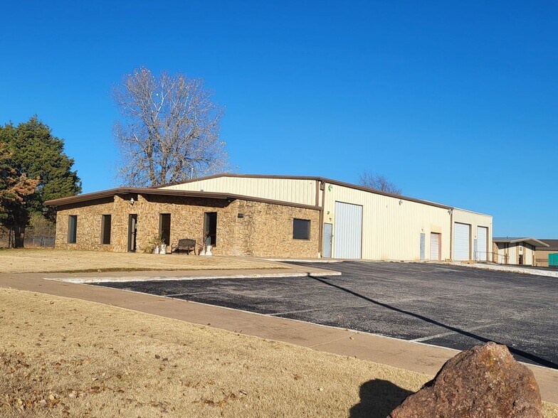 More Photos Of 4455 Woods and Sons Ave, Edmond Manufacturing For Lease