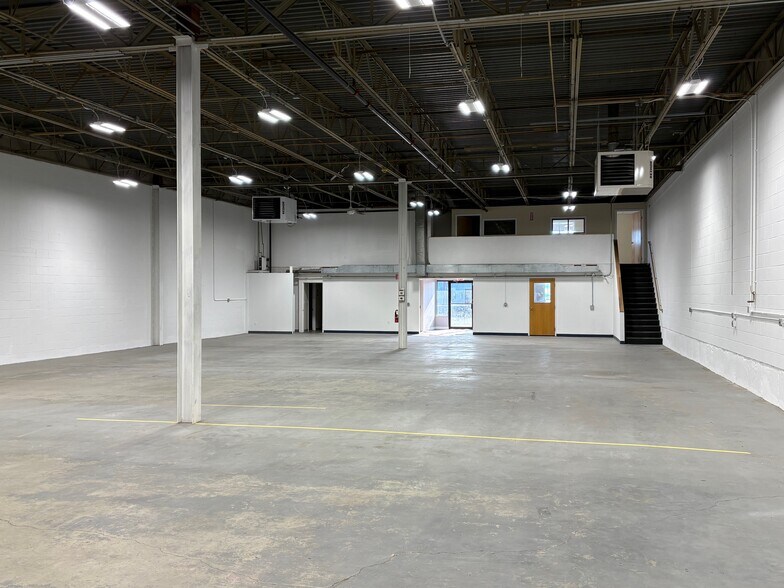 More Photos Of 134 New Boston St, Woburn Warehouse For Lease