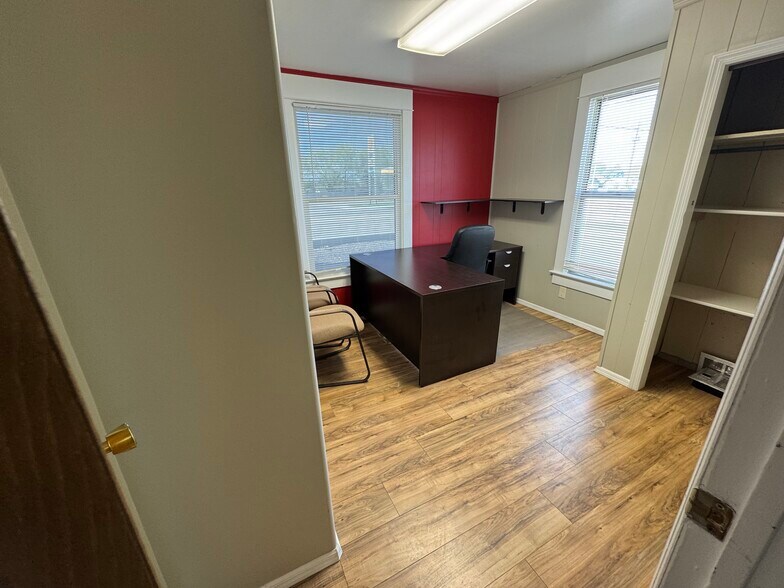 More Photos Of 216 N Whitley Dr, Fruitland Office For Sale