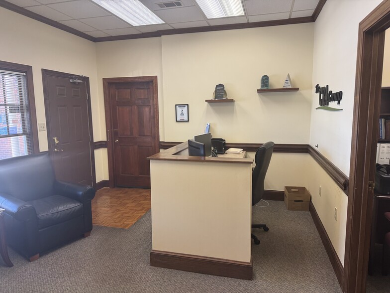 More Photos Of 20462 Chartwell Center Dr, Cornelius Office For Lease
