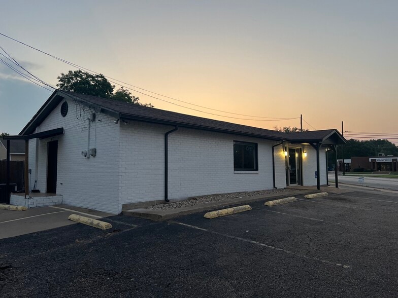 Primary Photo Of 418 W Chambers St, Cleburne Office For Lease