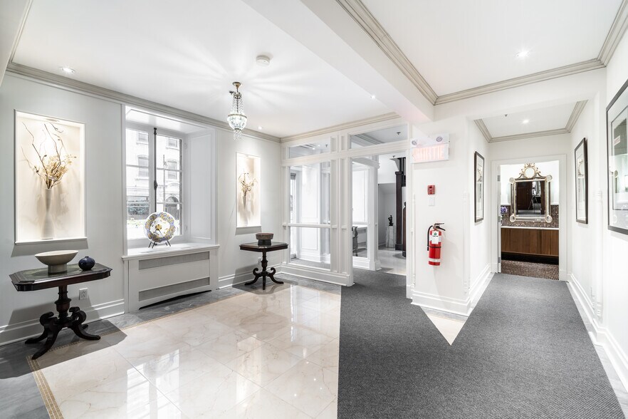 More Photos Of 1175-1183 Pl Du Frère-André, Montréal Office For Sale