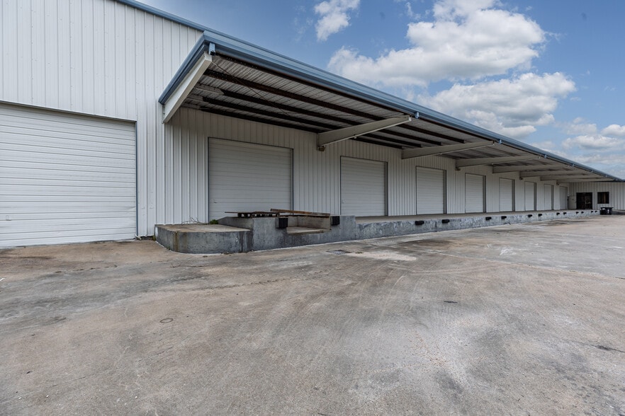 More Photos Of 10811 Warwana Rd, Houston Warehouse For Sale