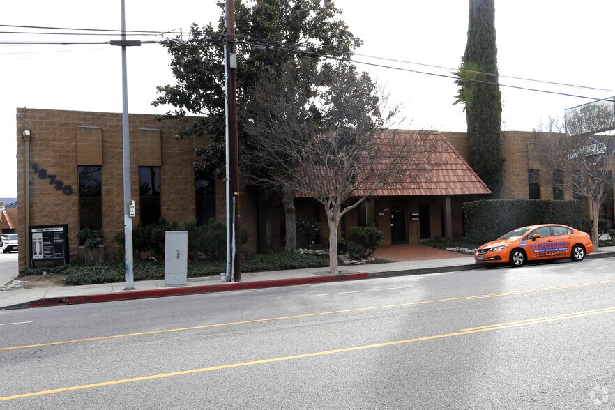 Primary Photo Of 18730 Oxnard St, Tarzana Warehouse For Lease