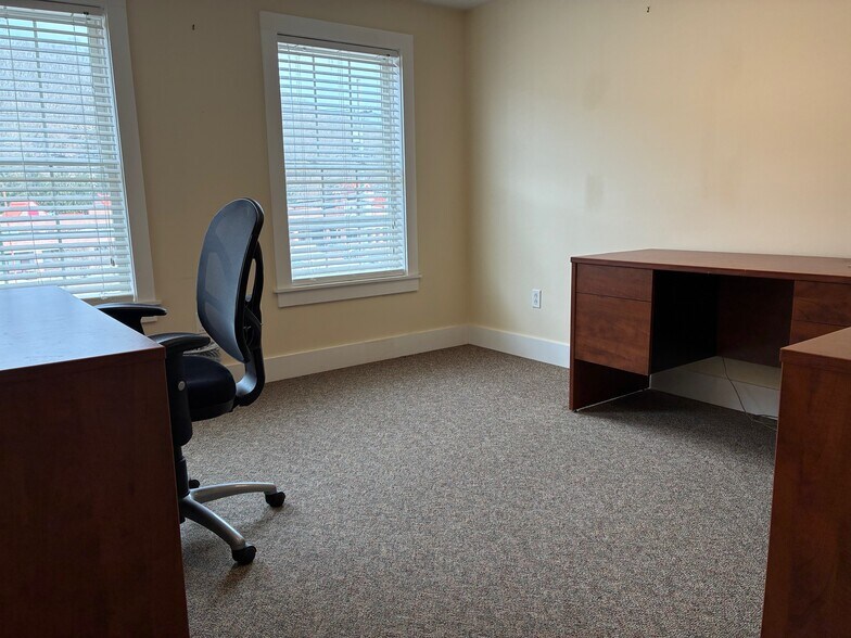 More Photos Of 76 Salem Tpke, Norwich Office For Sale