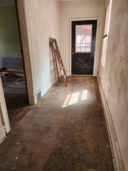 More Photos Of 1600 Bingham St, Pittsburgh Bar For Sale