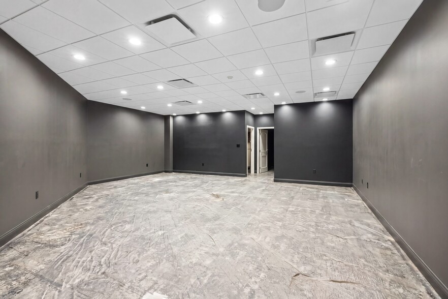 More Photos Of 8520 Tower Point Dr, Charlotte Light Distribution For Sale