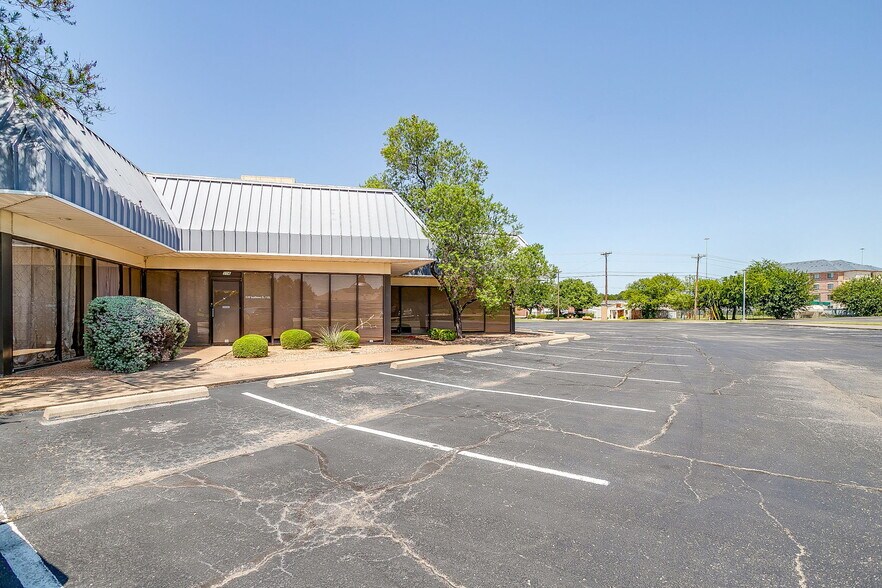 More Photos Of 1540 Southtown Dr, Granbury Storefront Retail Office For Lease