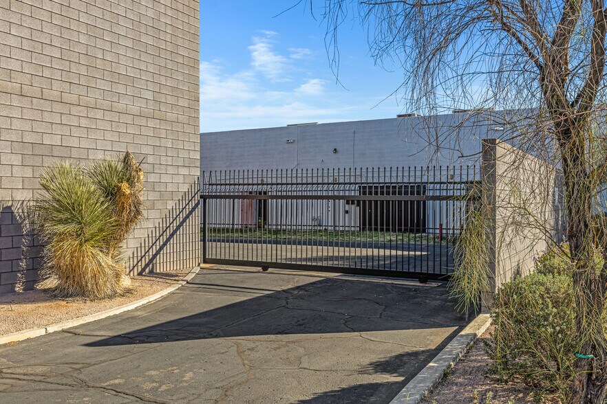 More Photos Of 1926 W North Ln, Phoenix Distribution For Lease
