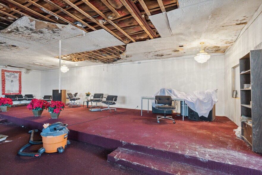 More Photos Of 13030 Puritan St, Detroit Office For Sale