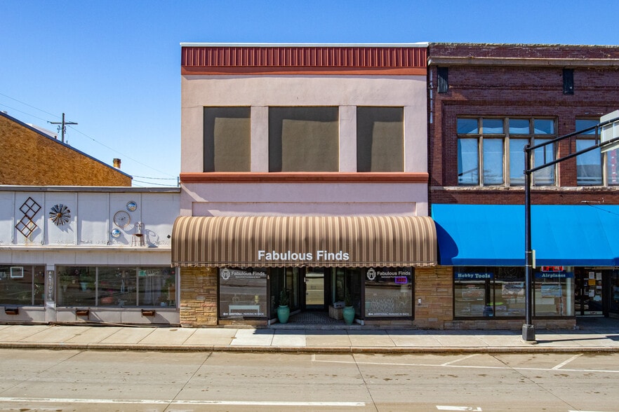 Primary Photo Of 811 Oregon St, Oshkosh Restaurant For Sale