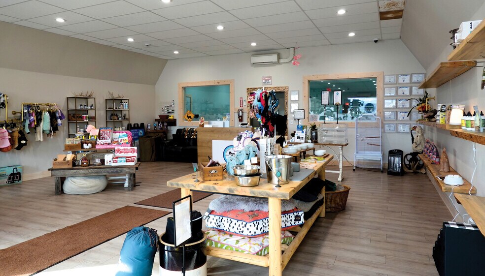 More Photos Of 113 S Main St, Cascade Freestanding For Sale