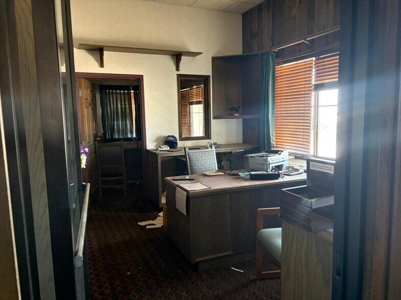 More Photos Of 733 S Main St, Blanding Freestanding For Sale