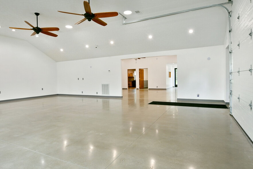 More Photos Of 3019 Parkman Rd NW, Warren Flex For Sale