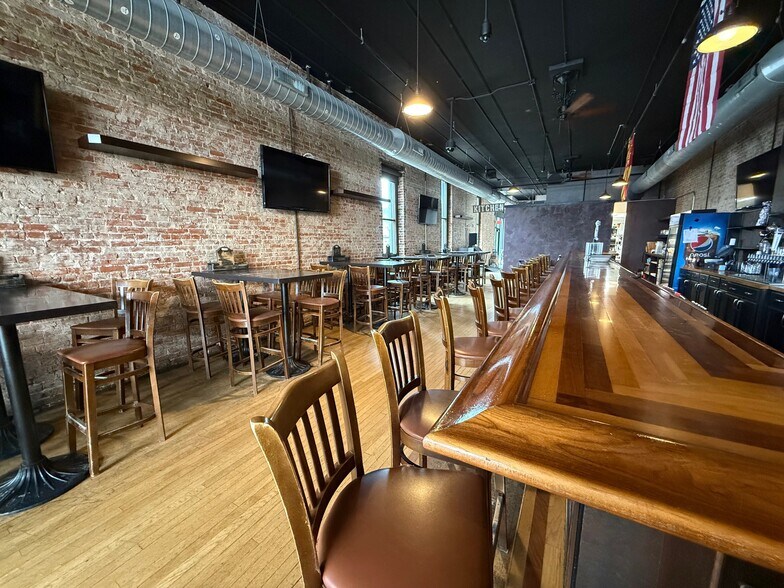 More Photos Of 101-123 Main St, Dubuque Storefront Retail Office For Lease