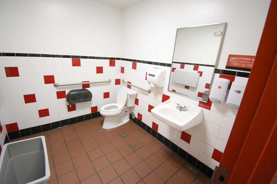 More Photos Of 253 N Bypass 35, Alvin Storefront For Lease