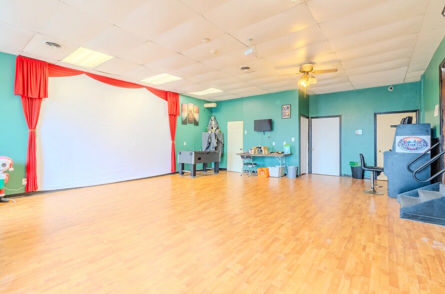 More Photos Of 212 S 4th St, Jeannette General Retail For Lease