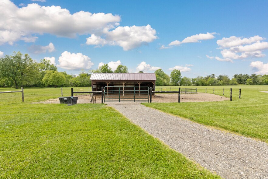 More Photos Of 9317 S Johnstown-Alexandria Rd, Johnstown Horse Stables For Sale