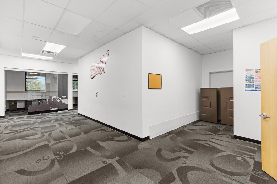 More Photos Of 11105 Steele St S, Tacoma Flex For Lease