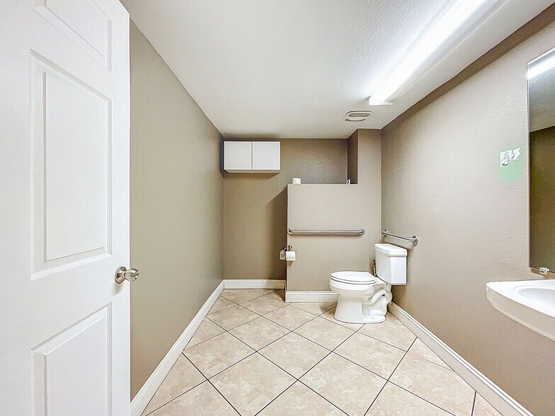 More Photos Of 112 N Mulrennan Rd, Valrico Warehouse For Sale